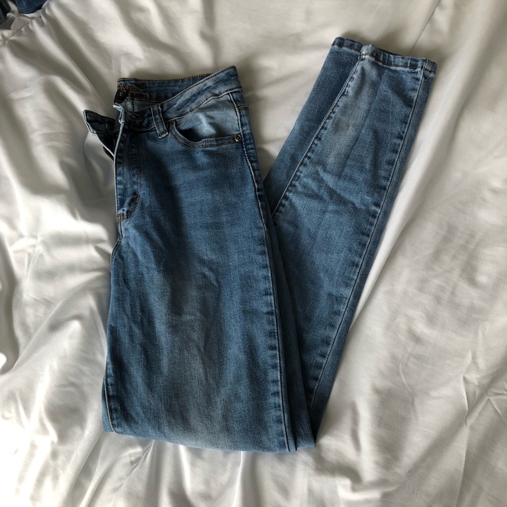🌻 NWOT MEDIUM WASH  HIGH WAISTED JEANS  🌻